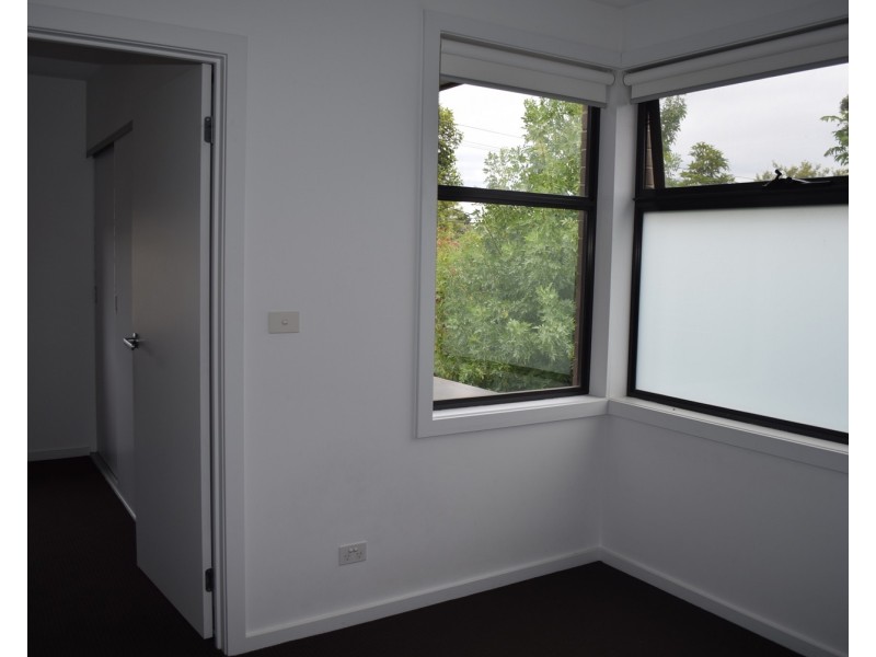 TH2/32 Risdon Drive, Notting Hill VIC 3168