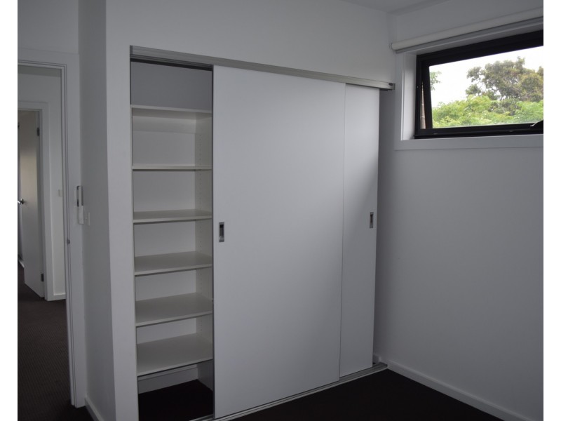 TH2/32 Risdon Drive, Notting Hill VIC 3168