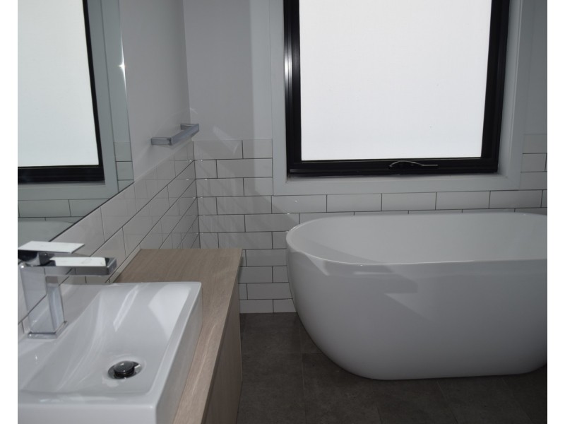 TH2/32 Risdon Drive, Notting Hill VIC 3168