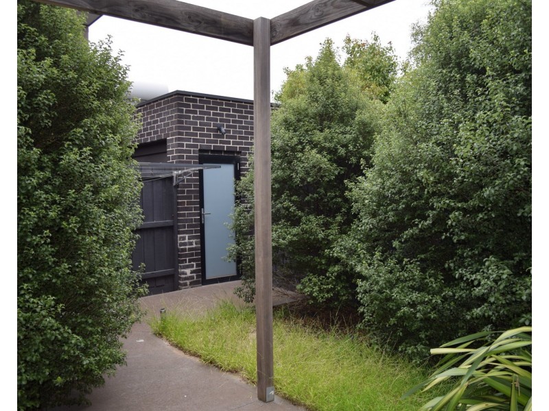 TH2/32 Risdon Drive, Notting Hill VIC 3168