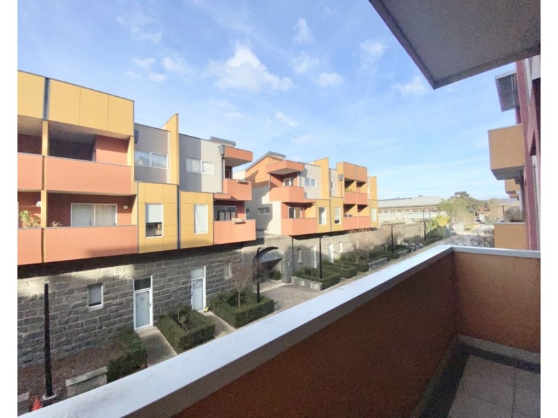 1/3 Wardens Walk, Coburg VIC 3058