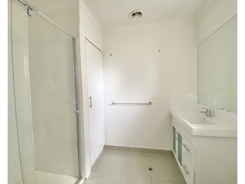 1/3 Wardens Walk, Coburg VIC 3058