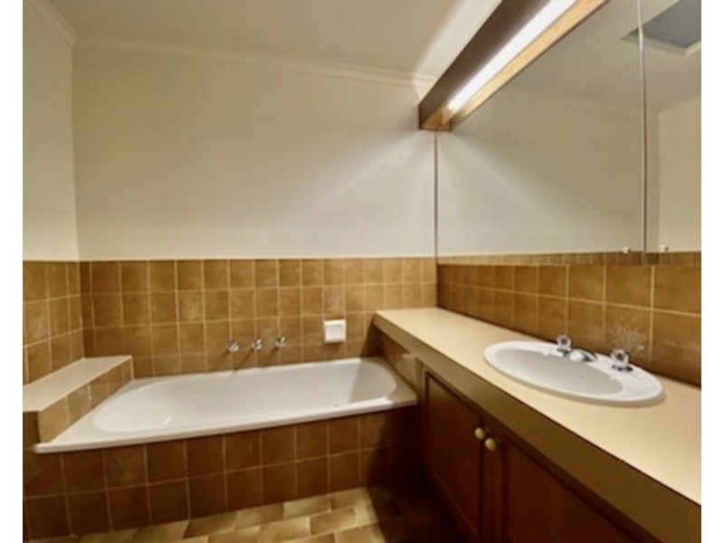 2/11 Plane Tree Way, North Melbourne VIC 3051