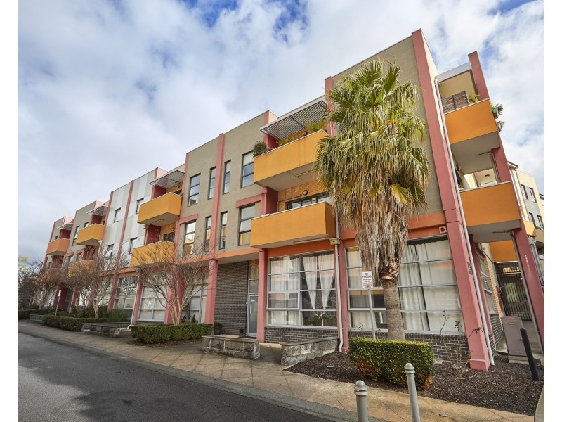 1/3 Wardens Walk, Coburg VIC 3058