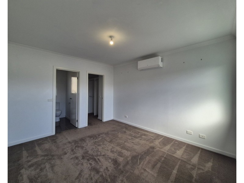 1/2 Strachan Street, Oak Park VIC 3046