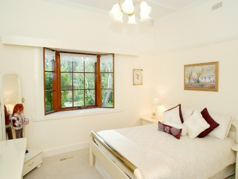 16 Grammar Street, Strathmore VIC 3041