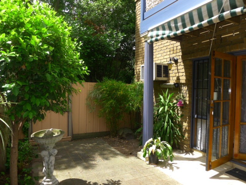 8/21 Plane Tree Way, North Melbourne VIC 3051