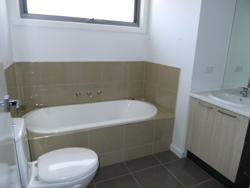 1/2 Strachan Street, Oak Park VIC 3046