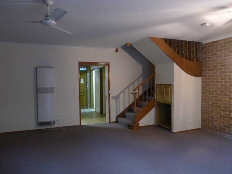 4/11 Plane Tree Way, North Melbourne VIC 3051