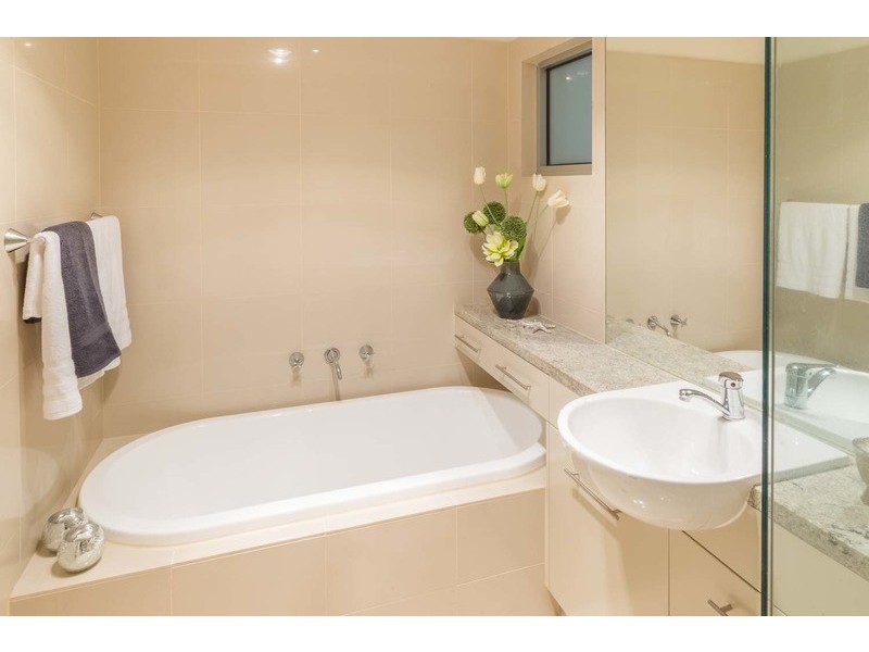 2/18 Tyrone Street, North Melbourne VIC 3051