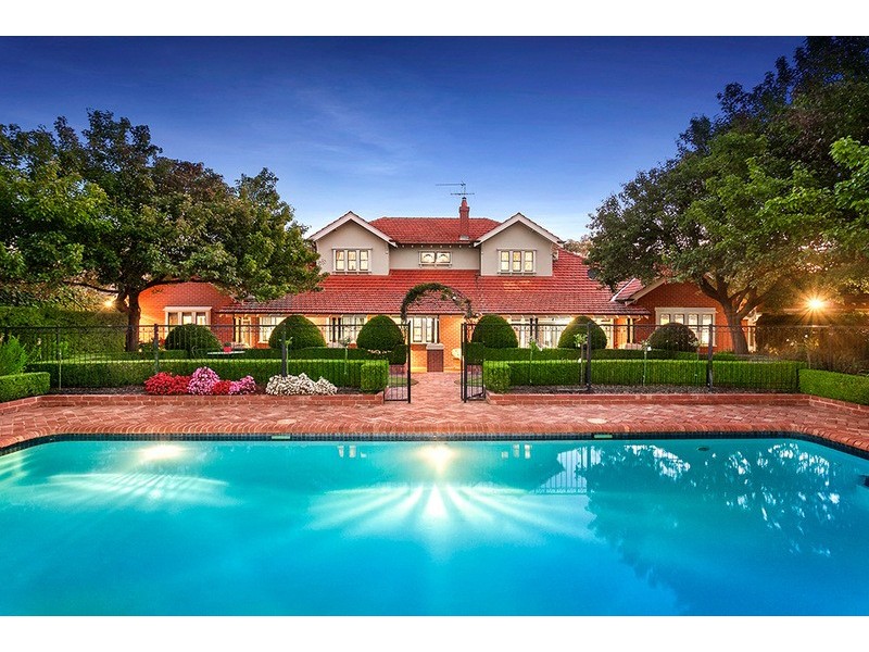 240 Woodland Street, Strathmore VIC 3041