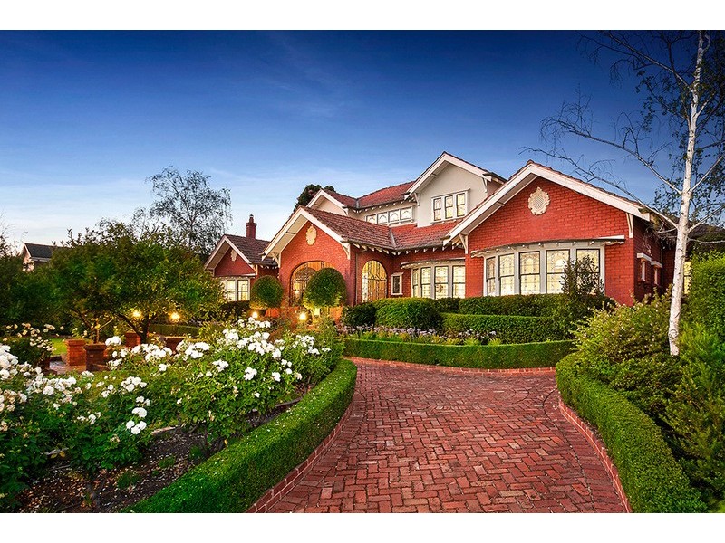 240 Woodland Street, Strathmore VIC 3041