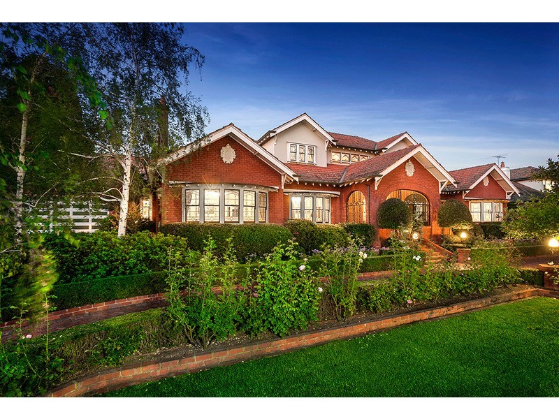 240 Woodland Street, Strathmore VIC 3041