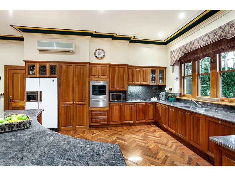 240 Woodland Street, Strathmore VIC 3041