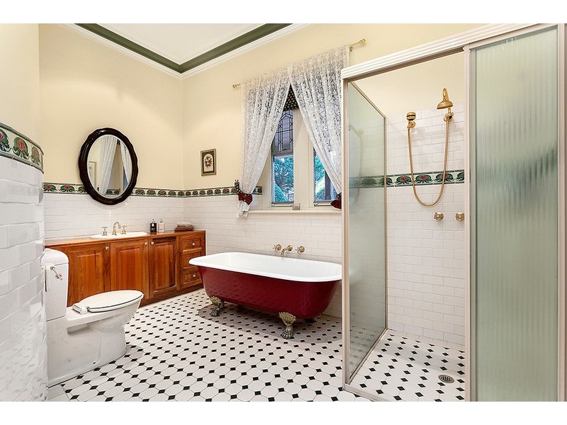 240 Woodland Street, Strathmore VIC 3041