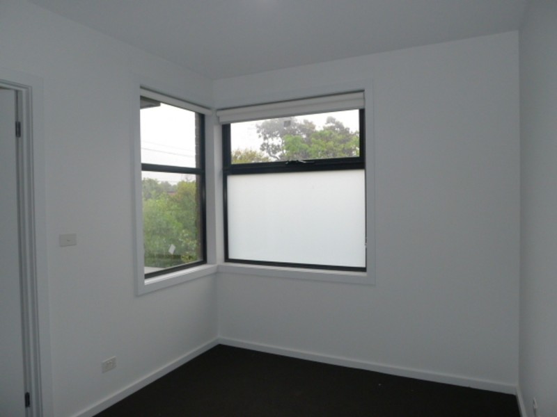 TH2/32 Risdon Drive, Notting Hill VIC 3168