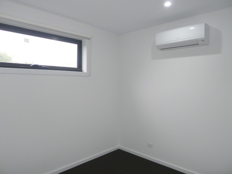 TH2/32 Risdon Drive, Notting Hill VIC 3168