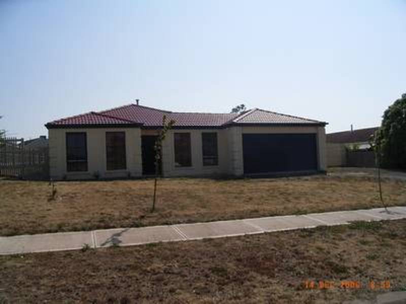 16 Robb Drive, Romsey VIC 3434