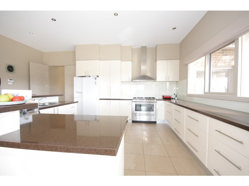 4 Chestnut Way, Sunbury VIC 3429