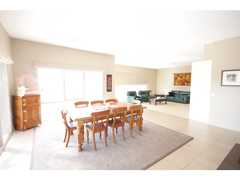 4 Chestnut Way, Sunbury VIC 3429