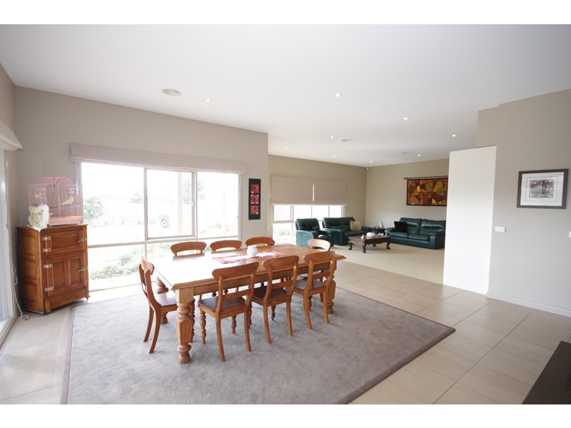 4 Chestnut Way, Sunbury VIC 3429