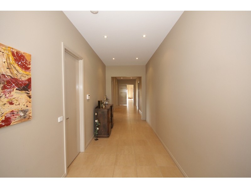 4 Chestnut Way, Sunbury VIC 3429