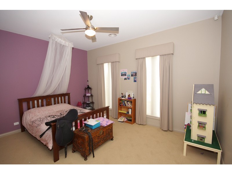 4 Chestnut Way, Sunbury VIC 3429