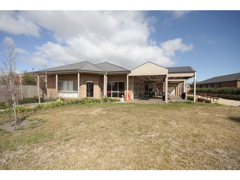 4 Chestnut Way, Sunbury VIC 3429