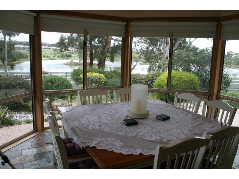 5 Laureate Close, Sunbury VIC 3429