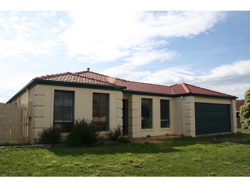 16 Robb Drive, Romsey VIC 3434