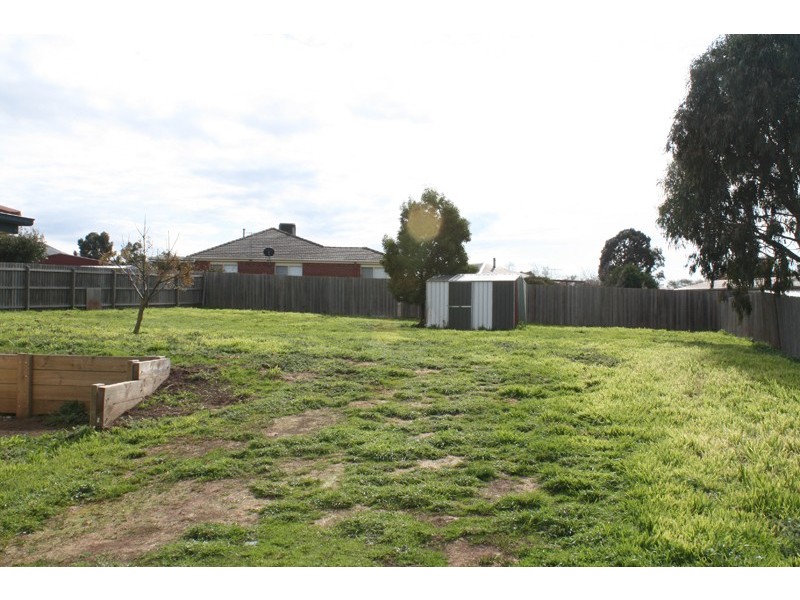16 Robb Drive, Romsey VIC 3434