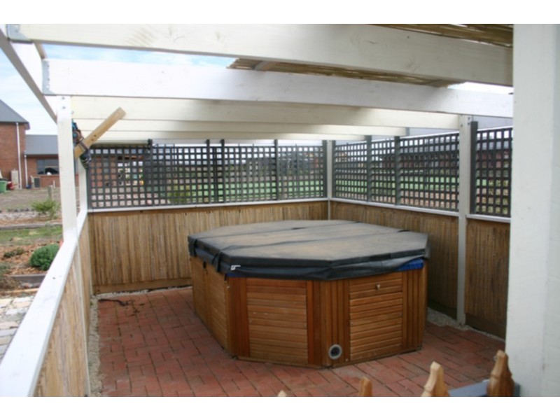 24 Oldbury Avenue, Sunbury VIC 3429