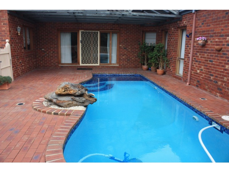 4 Wattle Drive, Sunbury VIC 3429
