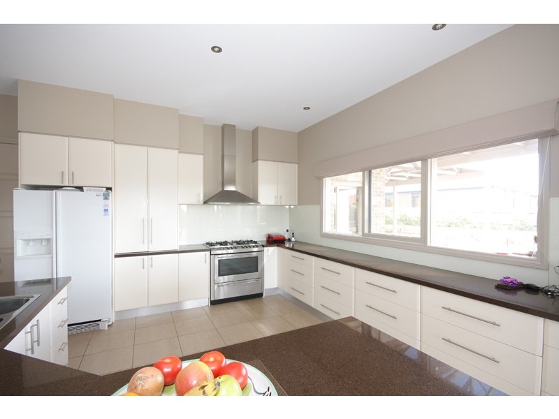 4 Chestnut Way, Sunbury VIC 3429