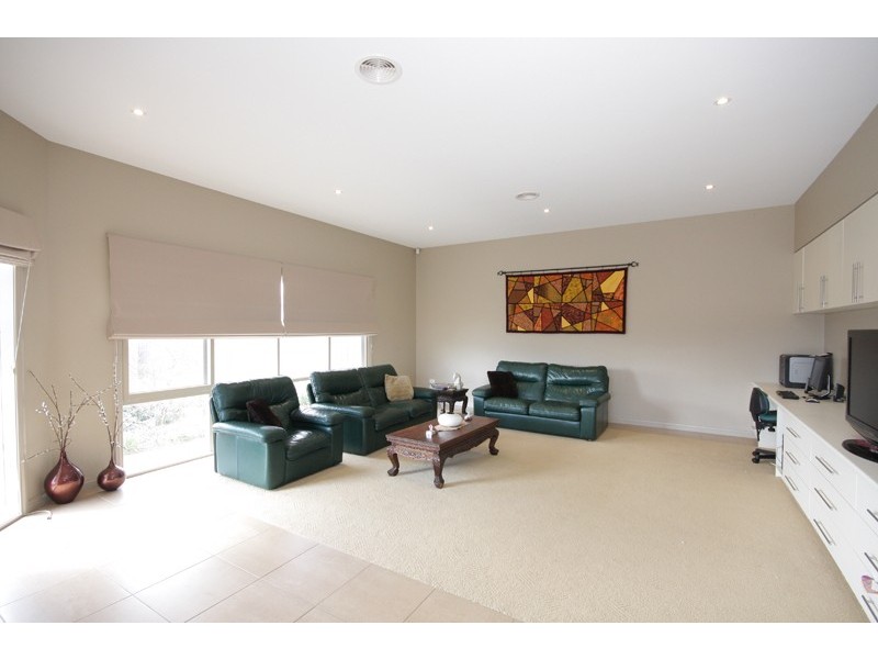 4 Chestnut Way, Sunbury VIC 3429