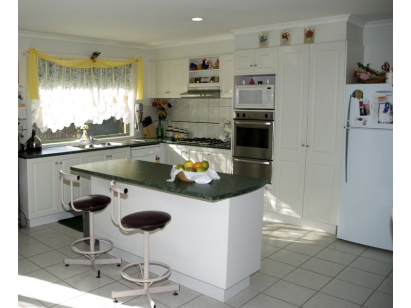 4 Silky Oak Grove, Sunbury VIC 3429