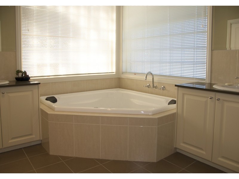 4 View Terrace, Sunbury VIC 3429