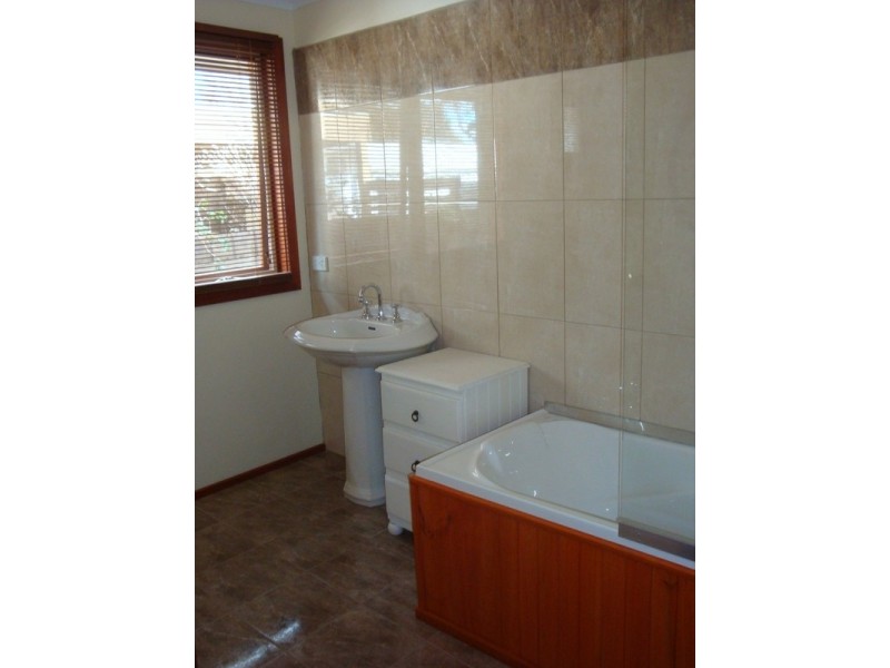 24 Holloway Close, Sunbury VIC 3429