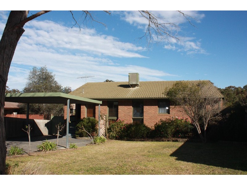 8 McInnes Close, Sunbury VIC 3429