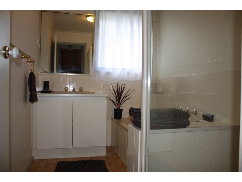 8 McInnes Close, Sunbury VIC 3429