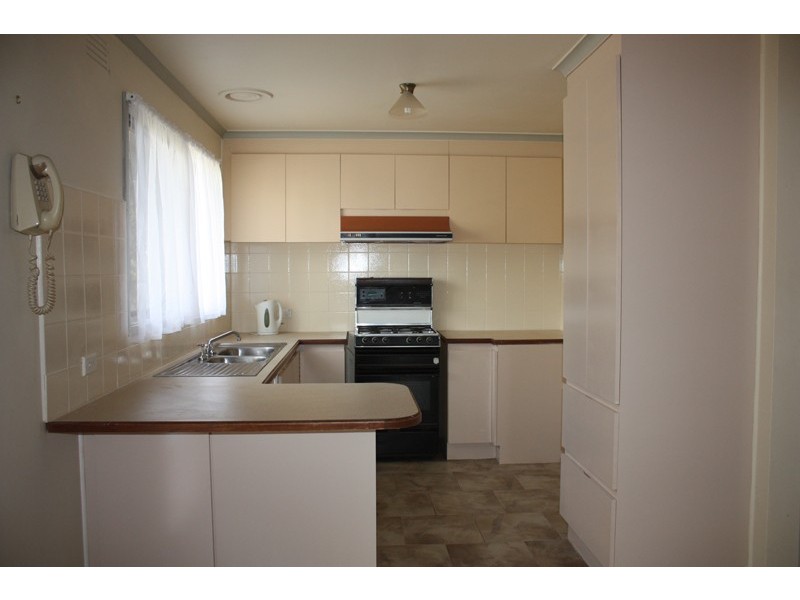 8 McInnes Close, Sunbury VIC 3429