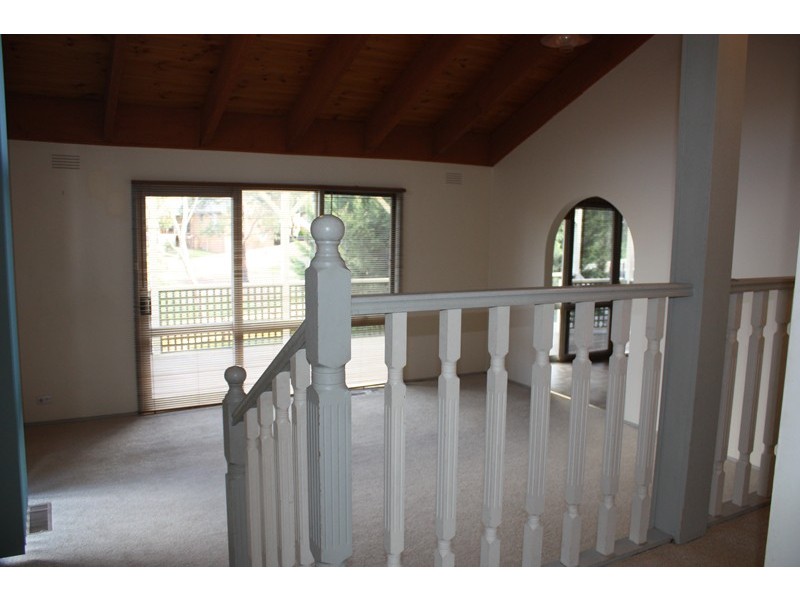 8 McInnes Close, Sunbury VIC 3429