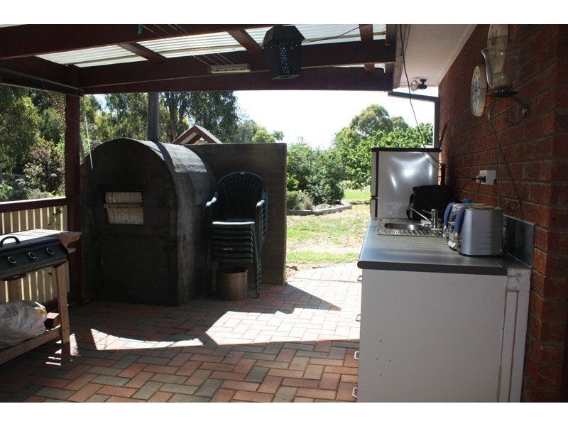 2 Douglas Court, Riddells Creek VIC 3431