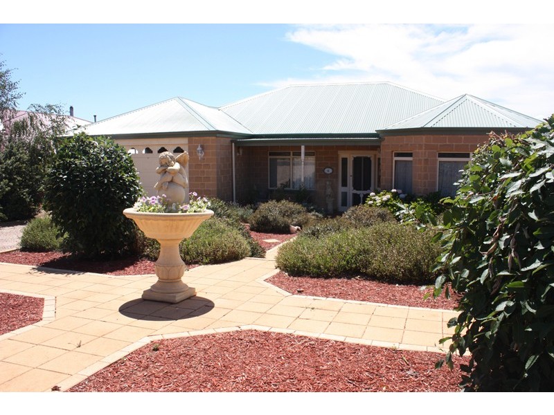 8 Larissa Close, Romsey VIC 3434