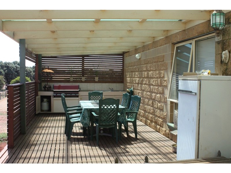 8 Larissa Close, Romsey VIC 3434