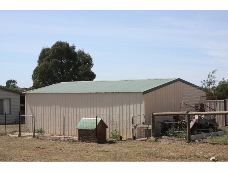 8 Larissa Close, Romsey VIC 3434