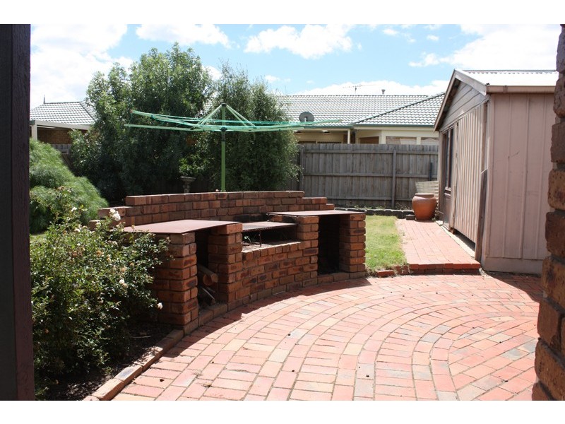 4 Oxford Close, Sunbury VIC 3429