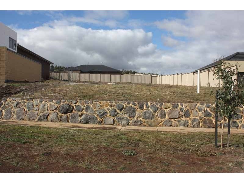 16 Earlington Crescent, Sunbury VIC 3429