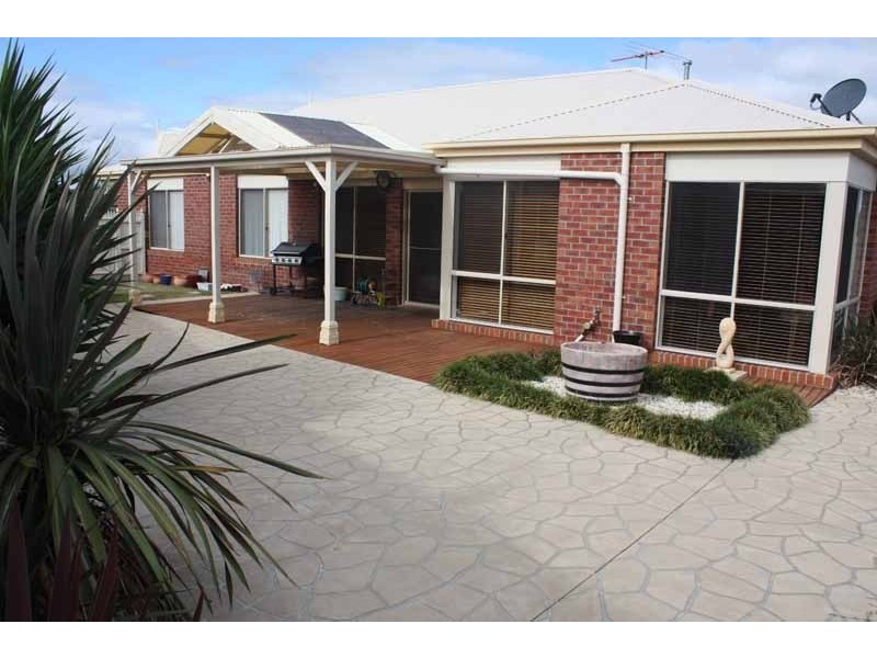 8 Kippax Street, Sunbury VIC 3429