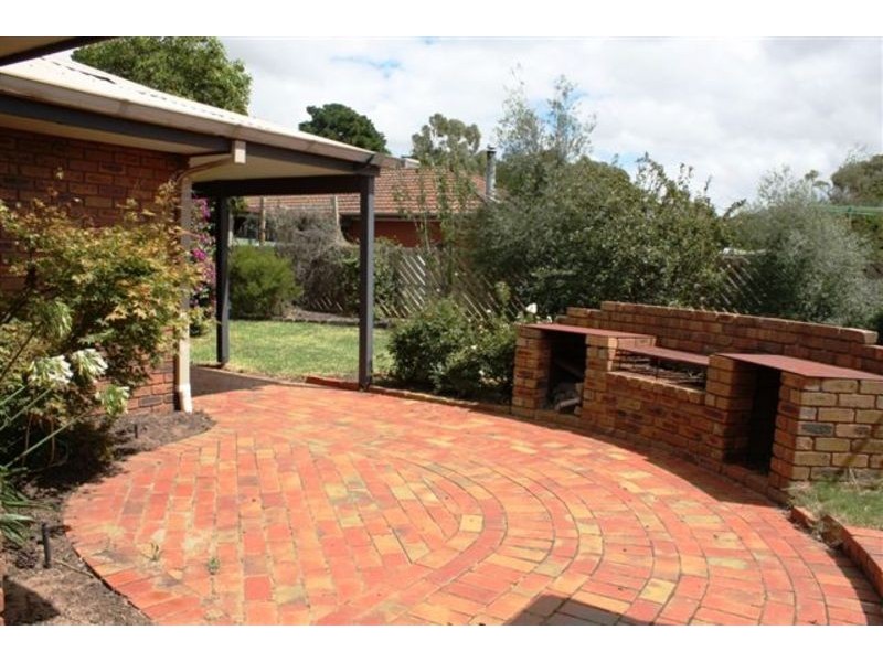 4 Oxford Close, Sunbury VIC 3429